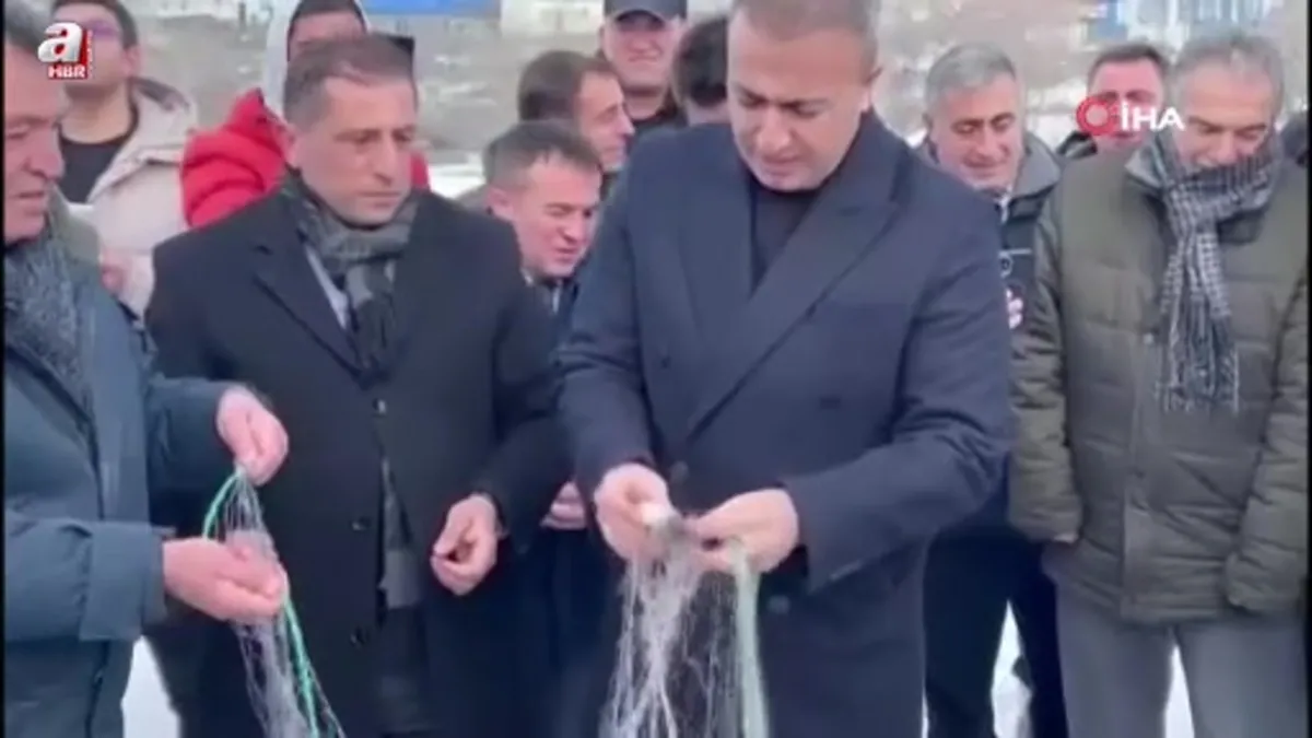 Donan göl üzerinde resim sergisi açıldı