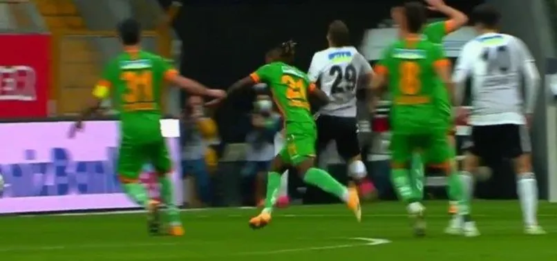 İşte Beşiktaş'ın penaltı beklediği pozisyon! Cenk Tosun yerde kaldı ama...