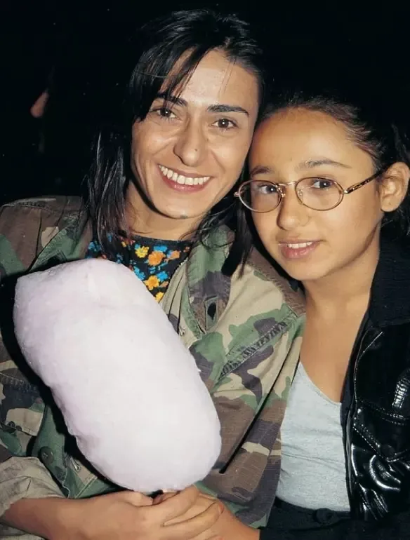 sag-kulagi-duymuyormus-yildiz-tilbe-gecirdigi-kazayi-anlatti-1767870608697.jpeg Yıldız Tilbe'nin kızının küçüklüğü / Sosyal medya