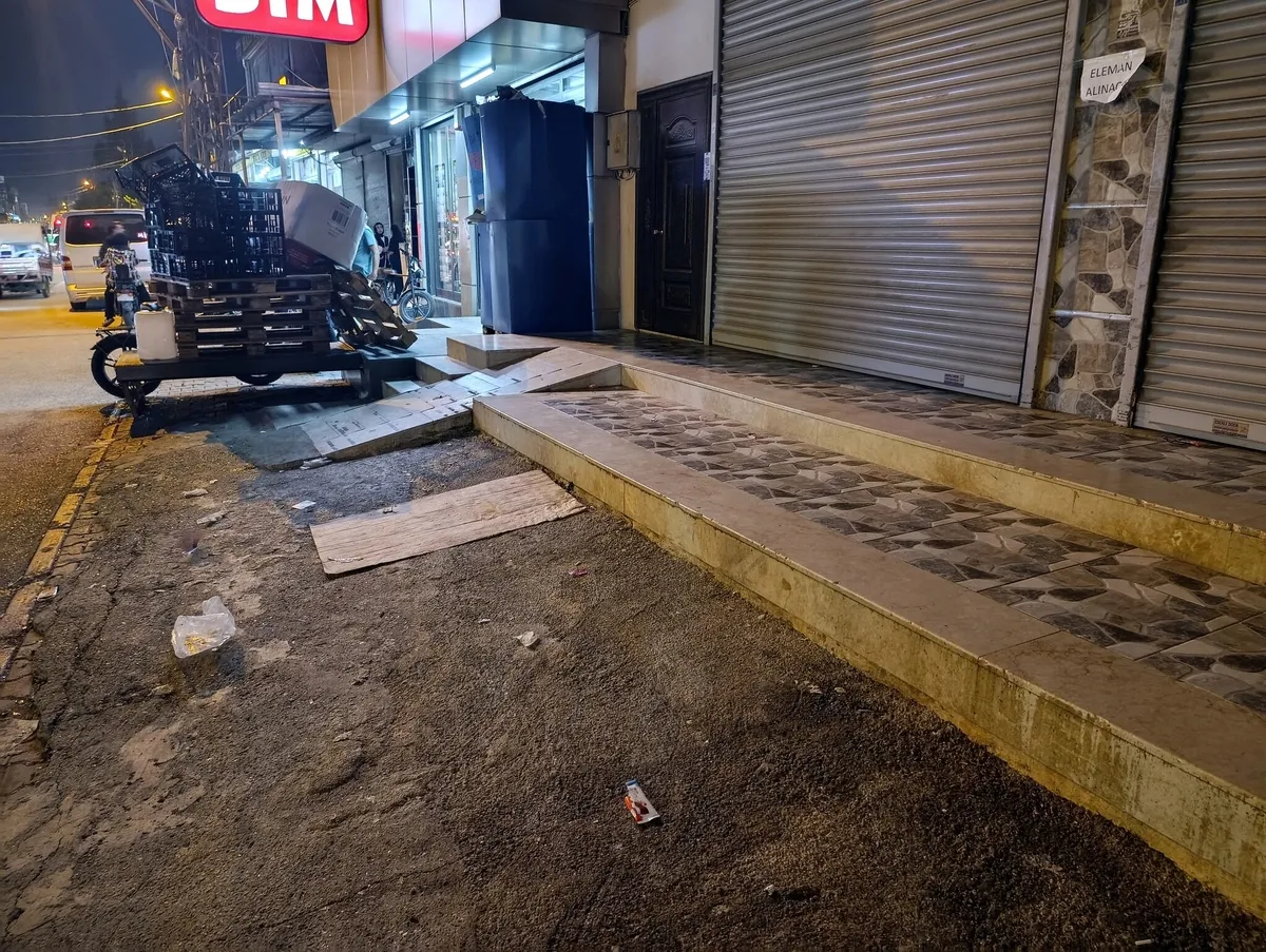 16-yasindaki-cocuk-kasada-otururken-vuruldu-adanada-korkunc-saldiri-1792429726330.jpeg 16 yaşındaki çocuk kasada otururken vuruldu! Adana'da korkunç saldırı - 1