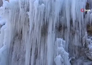 Batman'da şelale dondu 30 metreyi bulan buz sarkıtları oluştu