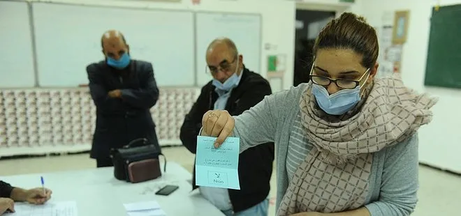 Cezayir’de katılımın düşük olduğu referandum sona erdi