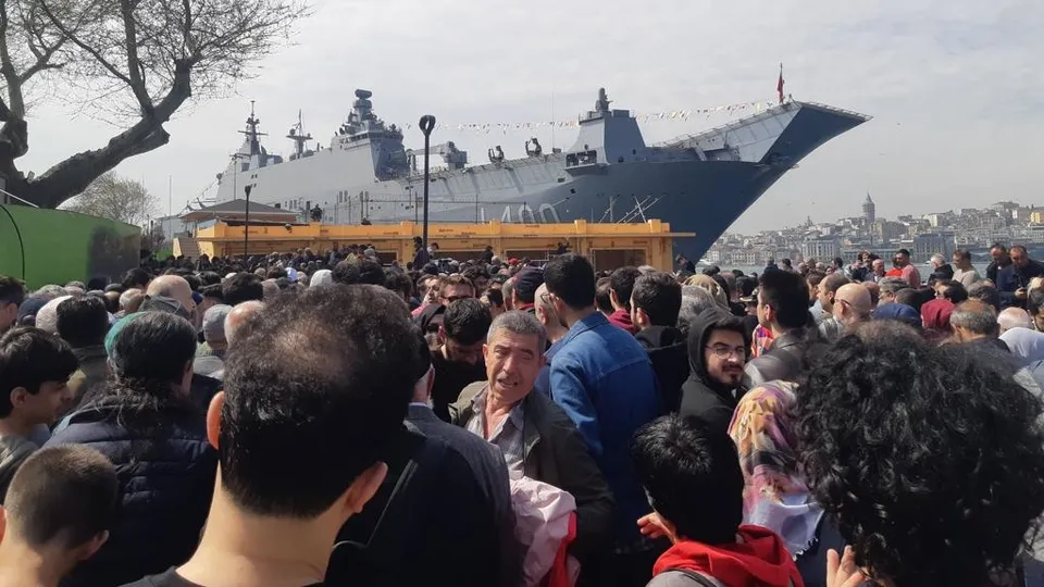 Türkiye'nin gururu TCG Anadolu'ya ziyaretçi akını! Gurur duyan, gözyaşı döken...