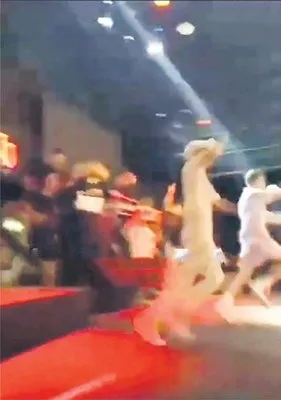 Rap konserinde ortalık karıştı! Güvenlik tanımayınca yaka paça sahneden indirdi - 5