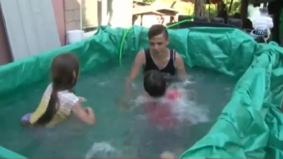 Kamyonet kasasında havuz keyfi