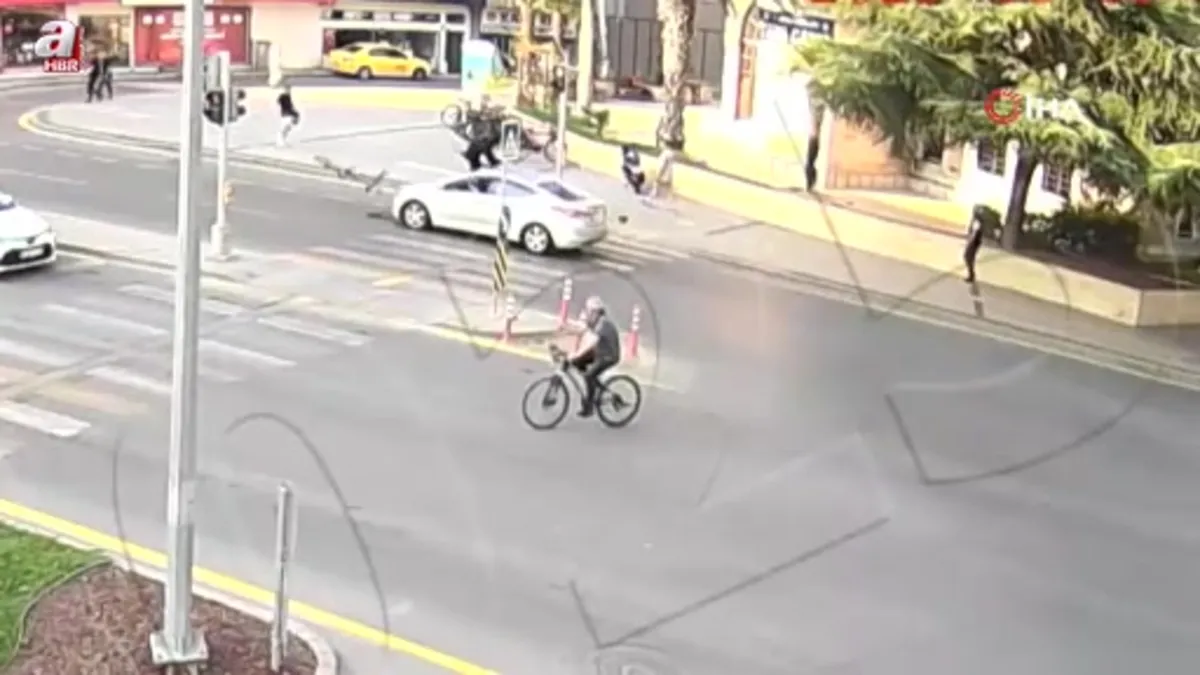 Bisikletliye yaya geçidinde otomobil çarptı o anlar kamerada