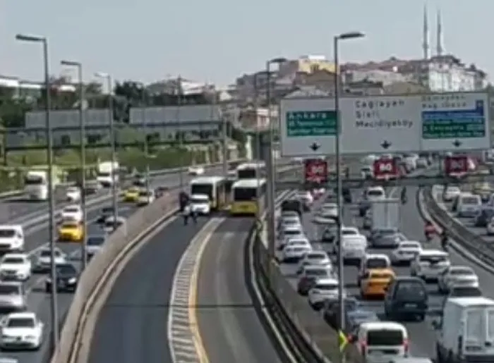 Son dakika: İstanbulluların metrobüs çilesi bitmiyor! Yine yolda kaldı - 1