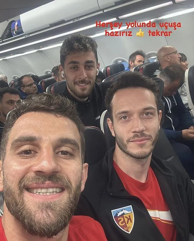 son-dakika-haberi-kayserispor-kafilesinin-bulundugu-ucaga-2-kez-yildirim-dustu-1715450047707.jpeg Son dakika haberi: Kayserispor kafilesinin bulunduğu uçağa 2 kez yıldırım düştü - 3