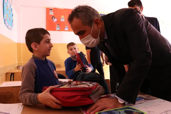 Milli Eğitim Bakanı Mahmut Özer öğrencilere müjdeyi verdi: Ücretsiz test dağıtılacak