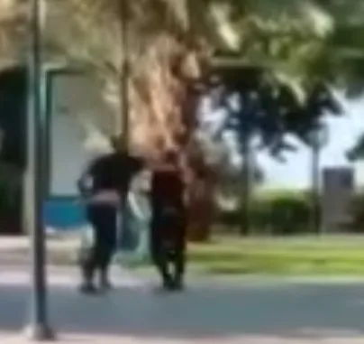 antalyada-sokagi-box-ringe-cevirdiler-iki-gencin-kavgasi-boyle-goruntulendi-1660915049261.jpg Antalya’da sokağı box ringe çevirdiler! İki gencin kavgası böyle görüntülendi - 3