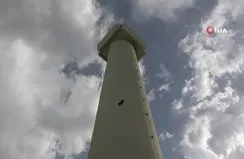 Minarede asılı kalan güvercini itfaiye kurtardı
