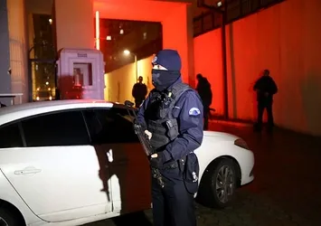 Polis çiçekçi kılığına girip katili yakaladı