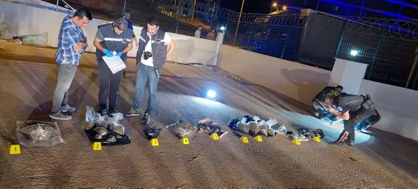 İzmir’de torbacı operasyonu: 2 gözaltı! Polis kapıya dayanınca uyuşturucuları ve paraları 6. kattan aşağıya attılar