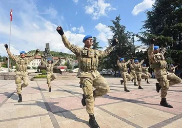 Komandolardan halk oyunları gösterisi