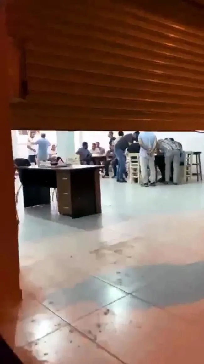 Adana'da kumar oynayanlara şok baskın! Paraları almak için polisi ısırdı - 4