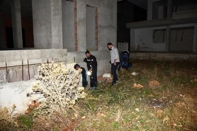 Antalya'da borçlu emlakçı, alacaklısının azmettirdiği kişiler tarafından darp edildi, iç çamaşırıyla kaçıp yardım istedi - 1