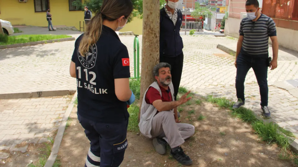 HDP'lilerden büyük terbiyesizlik! Evlat nöbetindeki aileler sinir krizi geçirdi