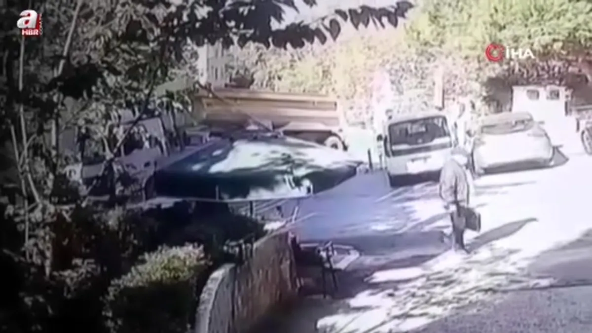 Beşiktaş'ta hafriyat kamyonu devrildi