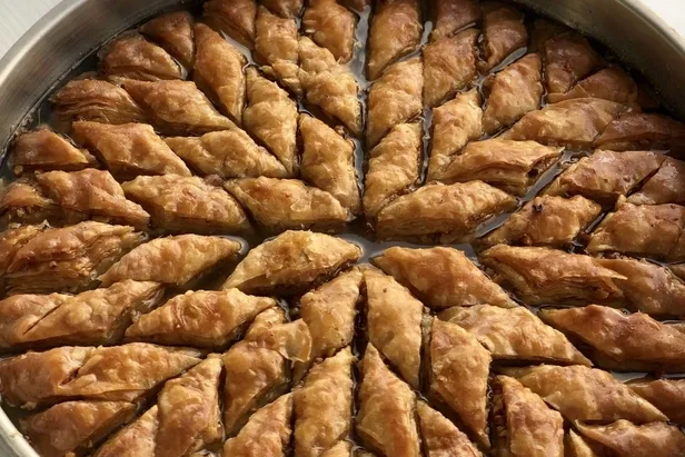 bayram-sofralarin-vazgecilmez-ikramligi-ev-baklavasi-kiyir-kiyir-ev-baklavasi-tarifi-tarifinin-dogru-recetesi-1712658139438.jpg Bayram Sofraların Vazgeçilmez İkramlığı Ev Baklavası: Kıyır kıyır ev baklavası tarifi tarifinin doğru reçetesi - 3