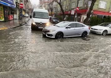 İstanbul'da sağanak yağış! İş yerlerini su bastı vatandaş zor anlar yaşadı