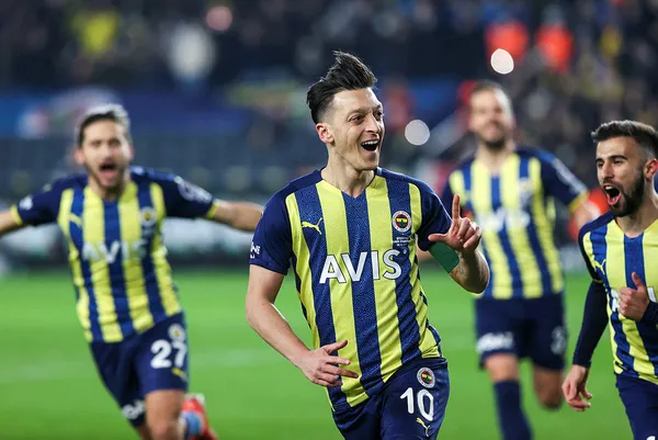 1640037881544.jpg "Mesut Özil kırmızı kart görmeliydi" İngiliz basınından Fenerbahçe-Beşiktaş derbisi için çarpıcı yorum
