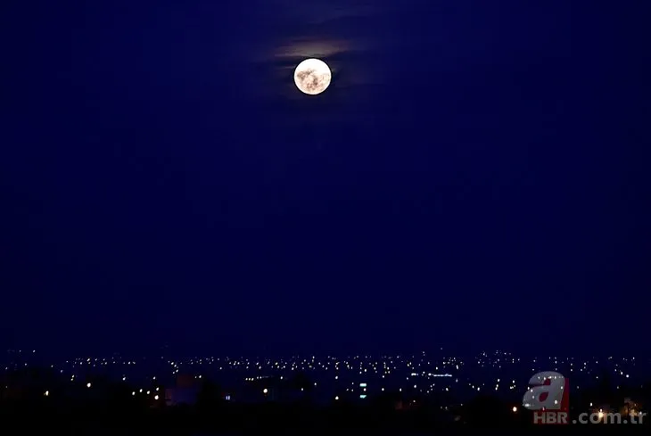 İstanbul’da Süper Ay Evde kal yazısıyla görüntülendi