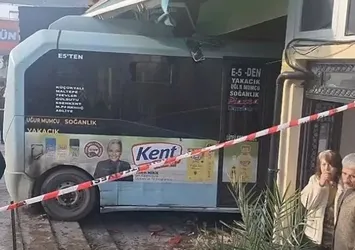 Kartal'da yolcu minibüsü iş yerine daldı: Çok sayıda yaralı var