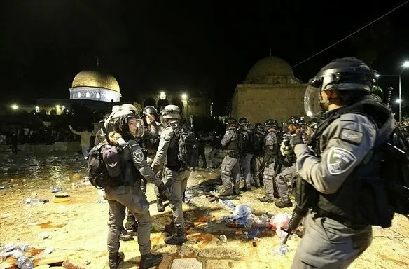 Son dakika: İşgalci İsrail polisi Mescid-i Aksa'da nöbet tutan Müslümanlara saldırdı - 9
