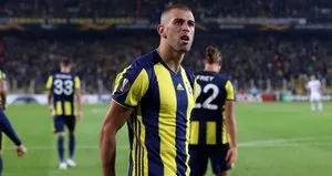 İslam Slimani defanslarla yarışıyor