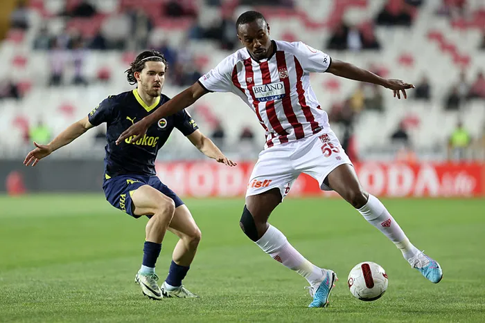 canli-anlatim-fenerbahce-kritik-sivasspor-deplasmaninda-kritik-virajda-1713810357689.jpg Fenerbahçe'ye Sivas'ta ağır yara! Kanarya kritik maçta yenişemedi - 1
