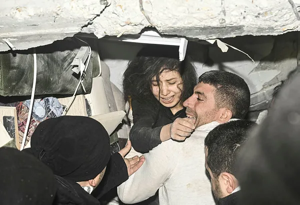 1675706876993.jpg Kahramanmaraş'taki depremde umudun görüntüsü! Depremden saatler sonra kurtarıldılar - 4