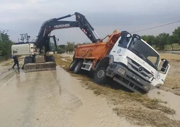 Eskişehir'i sel vurdu: Şiddetli yağmur ilçeleri etkiledi | Ankara-Eskişehir Karayolu ulaşıma kapandı