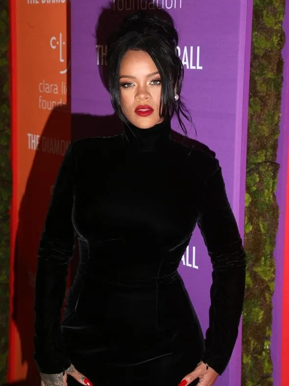 Rihanna hamile mi? İşte Diamond Ball 2019’da göbeğiyle dikkat çekti