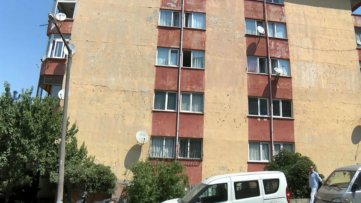 Bahçelievler'de 15 bin liraya kiralık tabut! Yüzlerce insan eğri duran bu sitede yaşıyor: Oturmaya devam edeceğiz