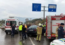 Bursa'da feci kaza! Otomobil hafriyat kamyonuna çarptı: 1’i çocuk, 2 yaralı