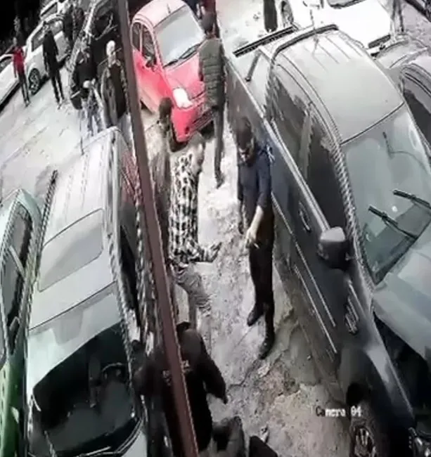 1793187460278.jpg Kayseri'de husumet kanlı bitti: Tamirhaneyi basıp demir borularla saldırdılar, tüfeği üzerlerinde kırdılar! - 2