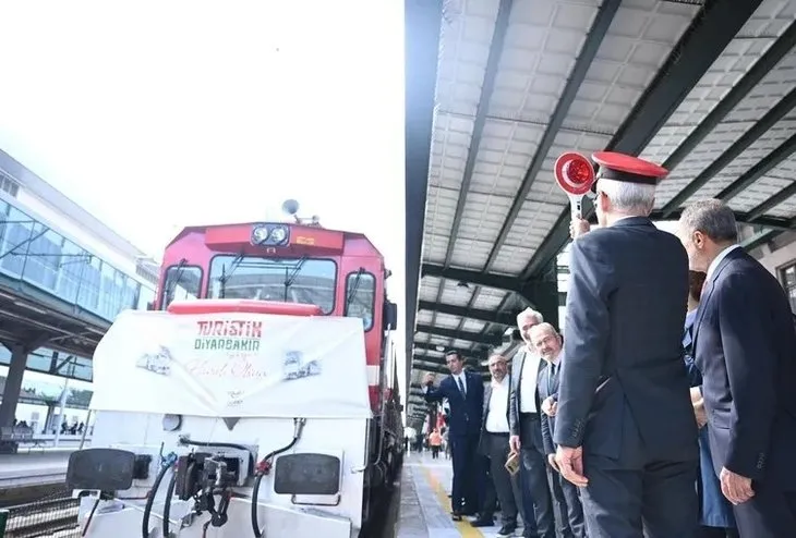Ulaştırma ve Altyapı Bakanı Abdulkadir Uraloğlu Turistik Diyarbakır Ekspresi’ni uğurladı! 1051 kilometrelik yol katedecek