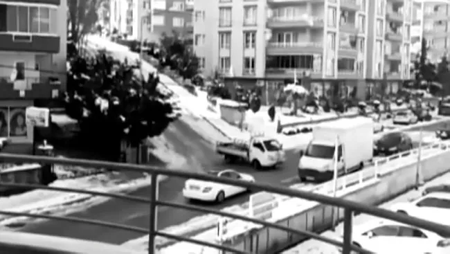 Bursa’da sürücülerin buz tutan yokuşta karla imtihanı kameraya yansıdı - 2