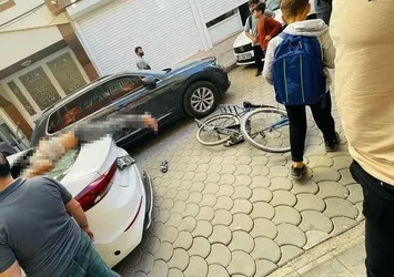 Hızını alamayan bisiklet sürücüsü dehşeti yaşadı: Park halindeki araca saplandı!