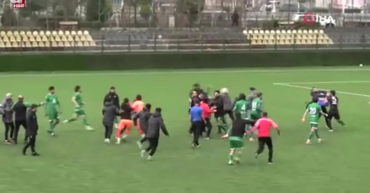 Futbol sahası boks ringine döndü