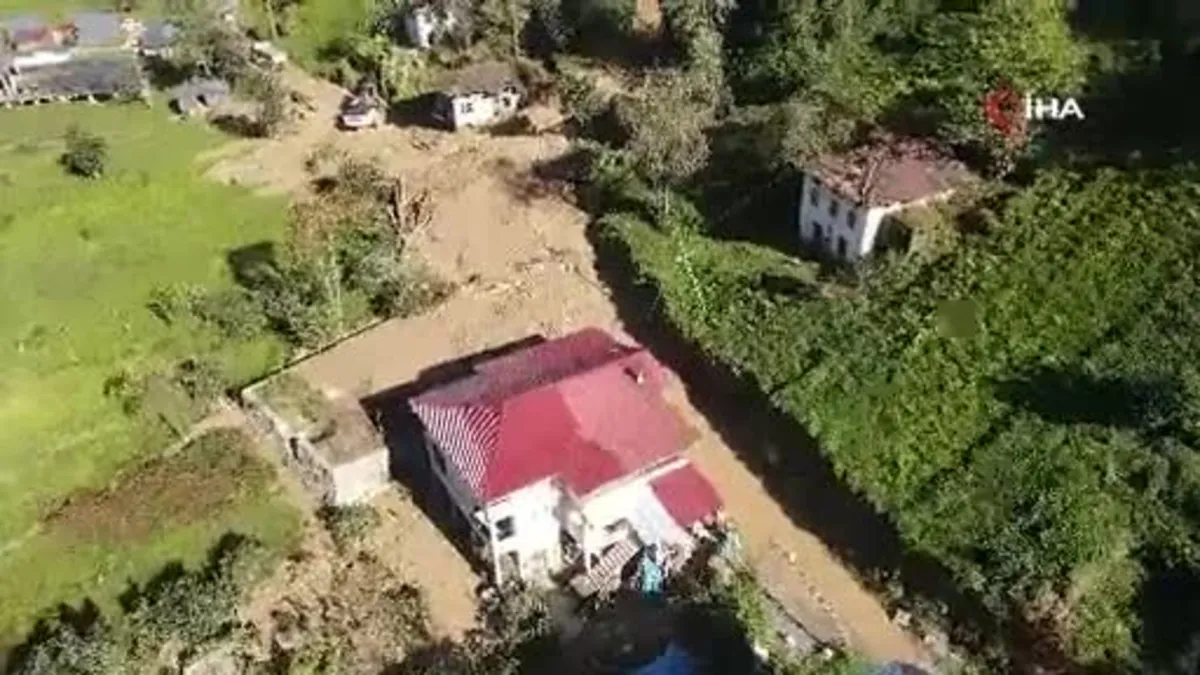 Rize’de heyelan sebebiyle 3 ev boşaltıldı