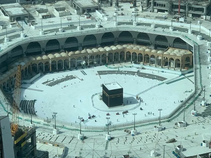 Kabe’de koronavirüs temizliği! Tavaf alanı ilk kez böyle boş kaldı