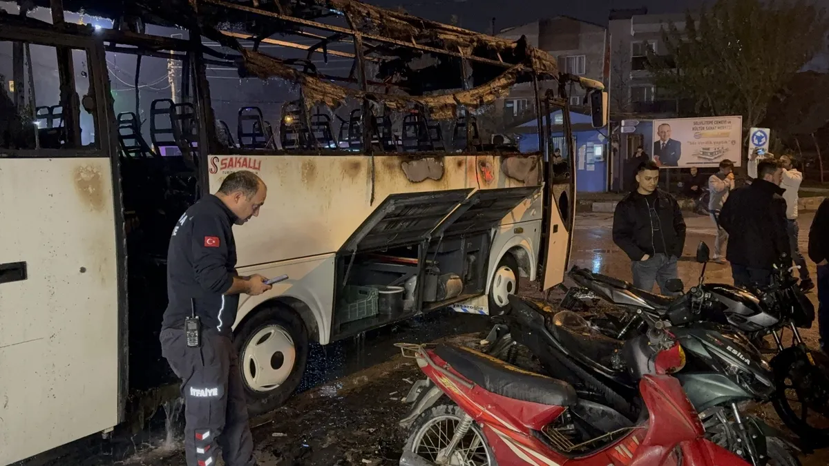 Midibüs yangını park halindeki 5 motosikleti kül etti
