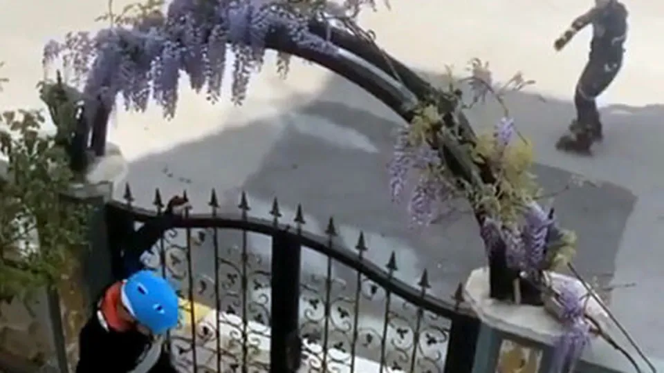 Antalya’da paten yapan çocuklar polis sirenini duyunca neye uğradıklarını şaşırdı |Video