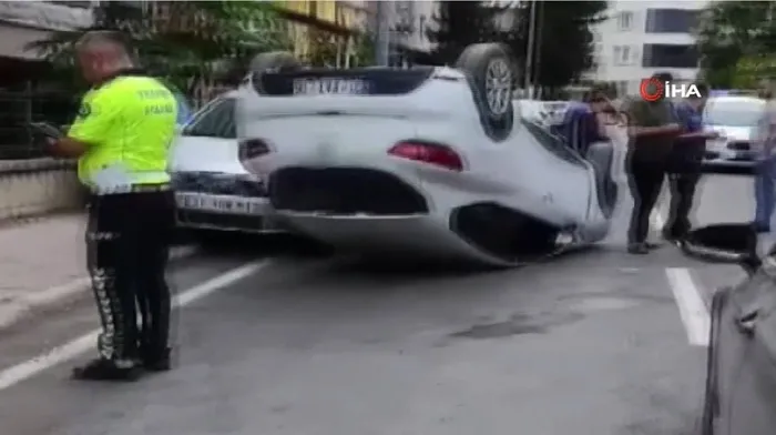 1718690877978.jpeg Hatay'da akılalmaz kaza! Park halindeki araca çarptı ters döndü - 3