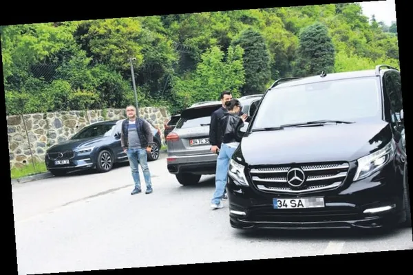 Hande Erçel aynı hataya düşmedi! Hakan Sabancı’nın VIP aracıyla oy kullanmaya geldi