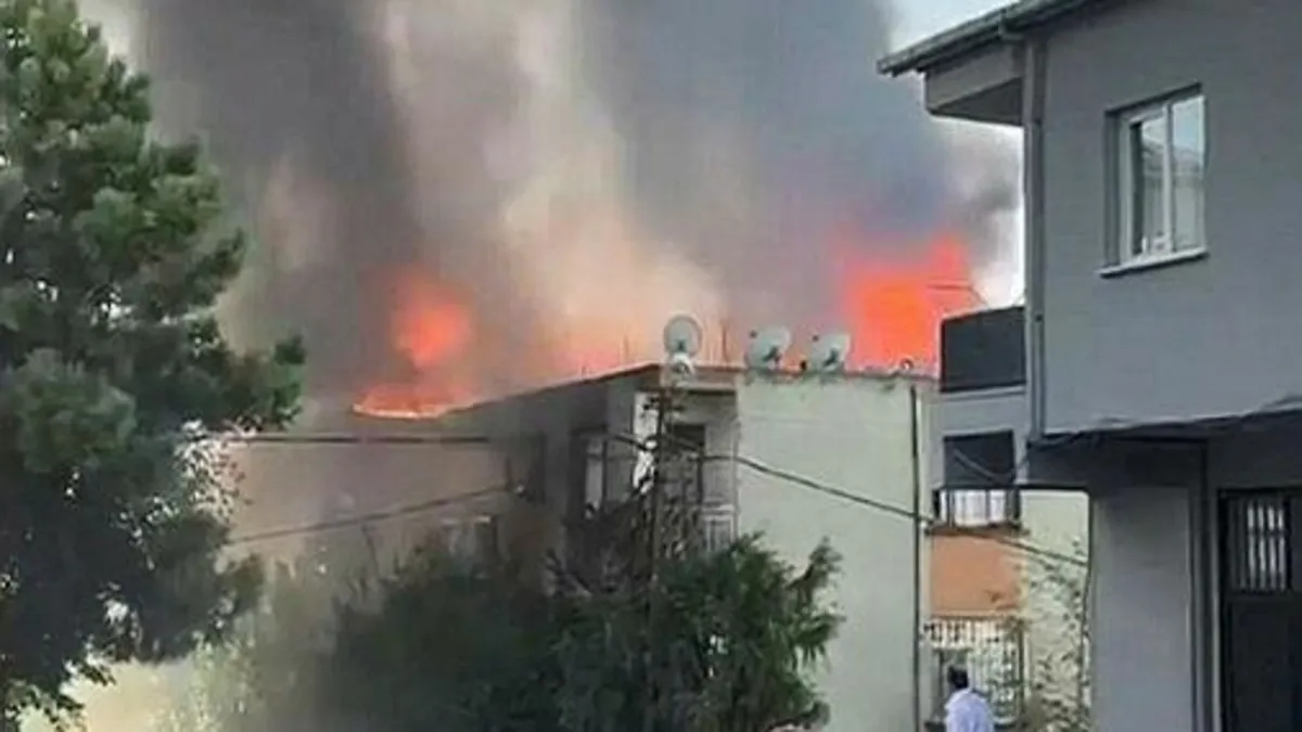 Ataşehir'de çatı yangını! Alevler başka binaya sıçradı | Korku dolu anlar