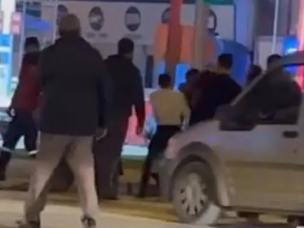 1670884118615.jpg Kadını taciz eden şahsa meydan dayağı! Sokak ortasında darp edildi! İşte o anlar... - 1