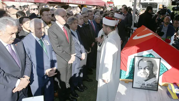 Sevenleri usta oyuncu Münir Özkul'u son yolculuğuna uğurladı - 5