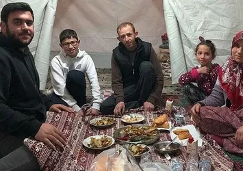 Kahramanmaraş'ta çadırda ilk iftar: Birbirimize sarılarak ayağa kalkacağız